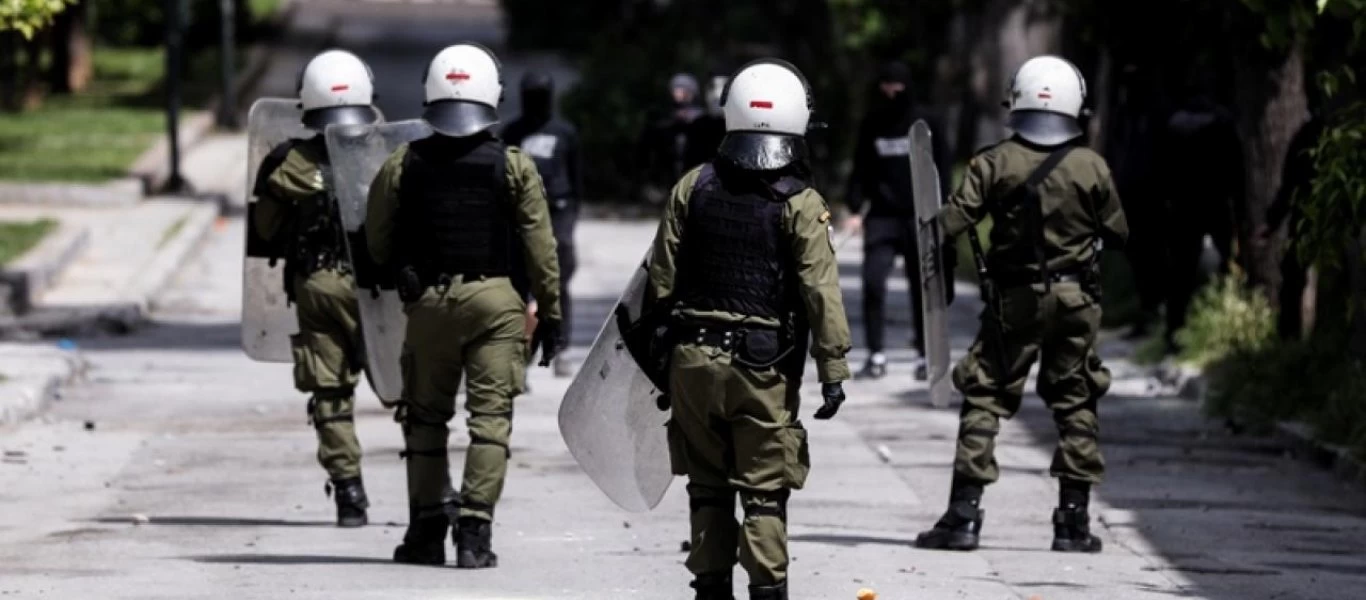 Ένταση μεταξύ διαδηλωτών - αστυνομίας στη Βουλή (φώτο-βίντεο)